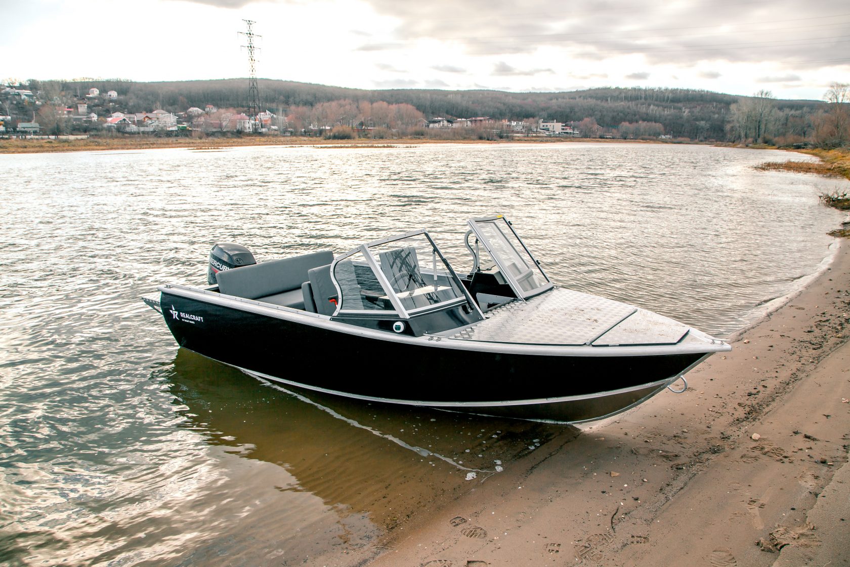 Моторная лодка "Realcraft 470 BowRider" (с открытым носовым кокпитом и якорным ящиком)